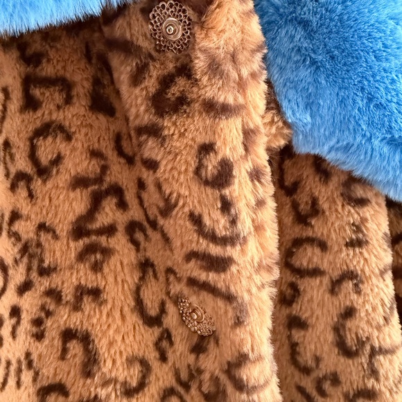 Faux Fur Leopard Jacket with Blue Collar - Picture 2 of 3